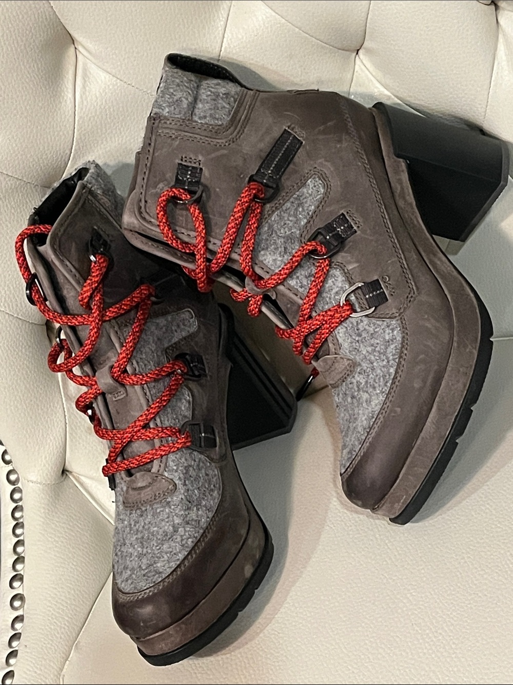 Sorel Brown Leather & Gray Felt Ankle Boots with Red Laces Eye Catching 8.5